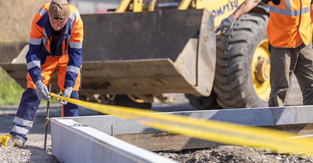 Hydroizolacja fundamentów krok po kroku: najważniejsze zasady, które chronią dom przed wilgocią