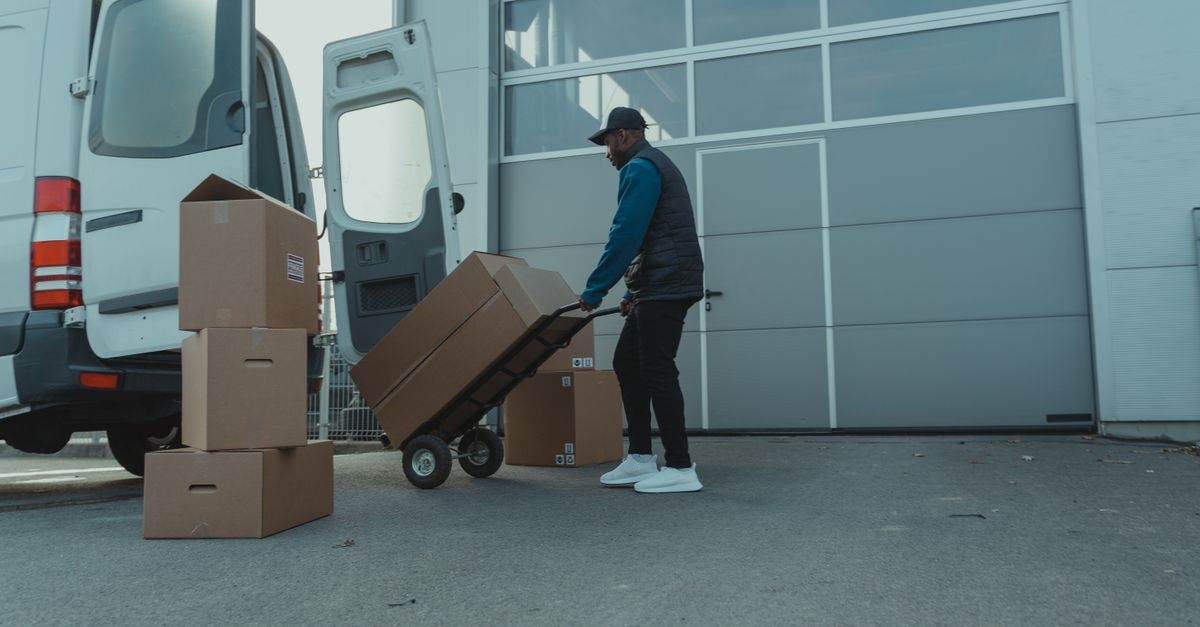 Jak zorganizować sprawną logistykę sklepu? Transport, który dowozi sprzedaż na czas
